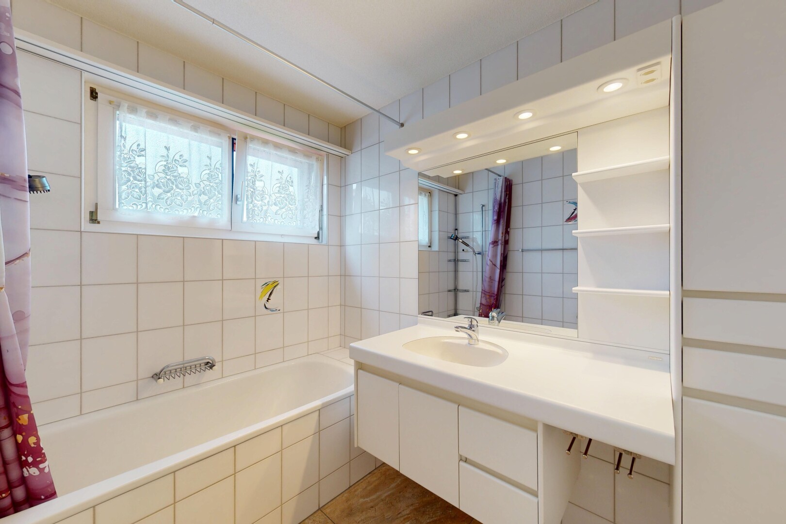 salle de bains avec salle de bain complète, lavabo (ou coiffeuse selon le contexte), lumière naturelle, natural light, et mur en carrelage