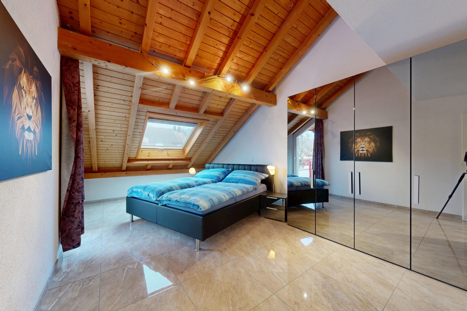 chambre avec lumière naturelle, natural light, pièce supplémentaire, plafond en bois, et wood ceiling