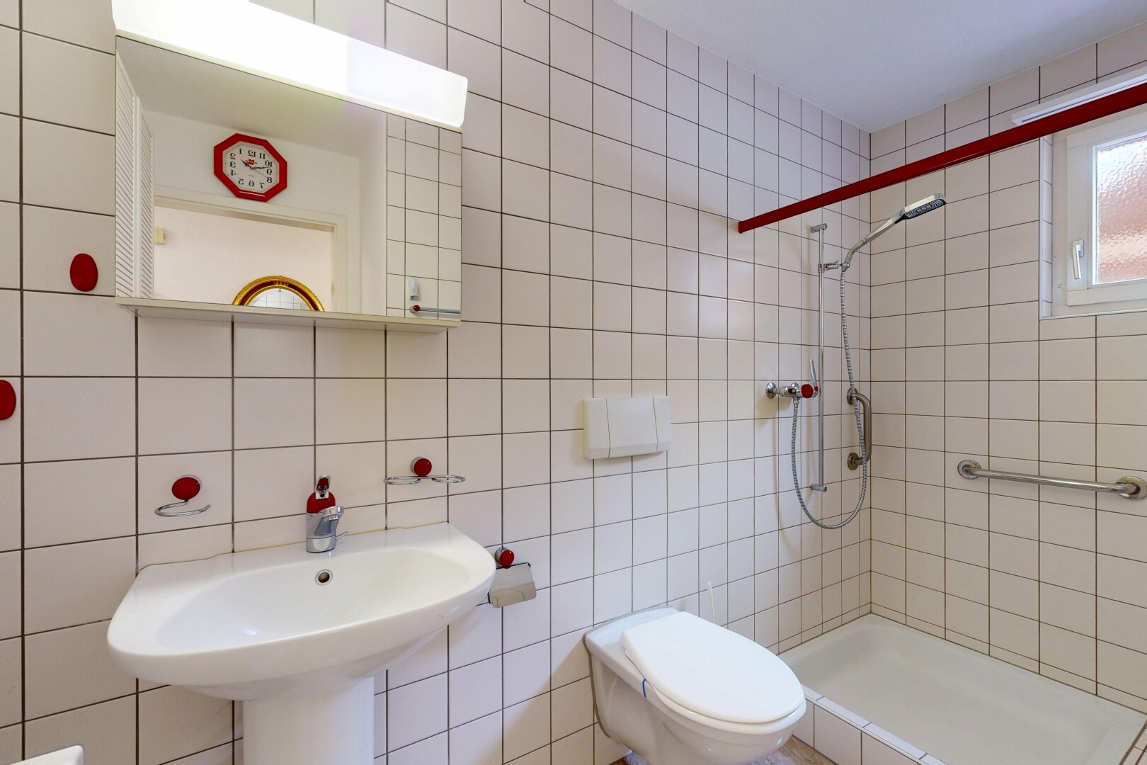 salle de bains avec salle de bain complète, toilette, miroir, inside property, et douche