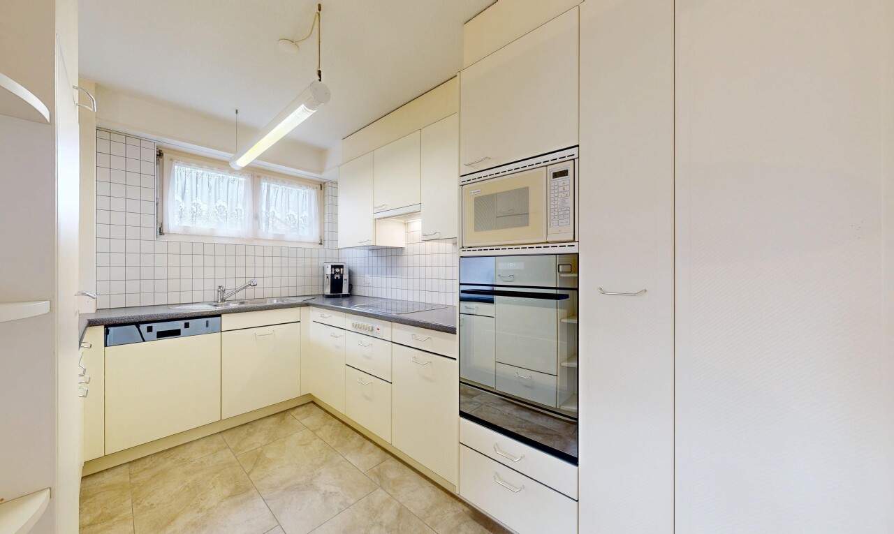 cuisine avec four, micro-ondes, lumière naturelle, natural light, et inside property