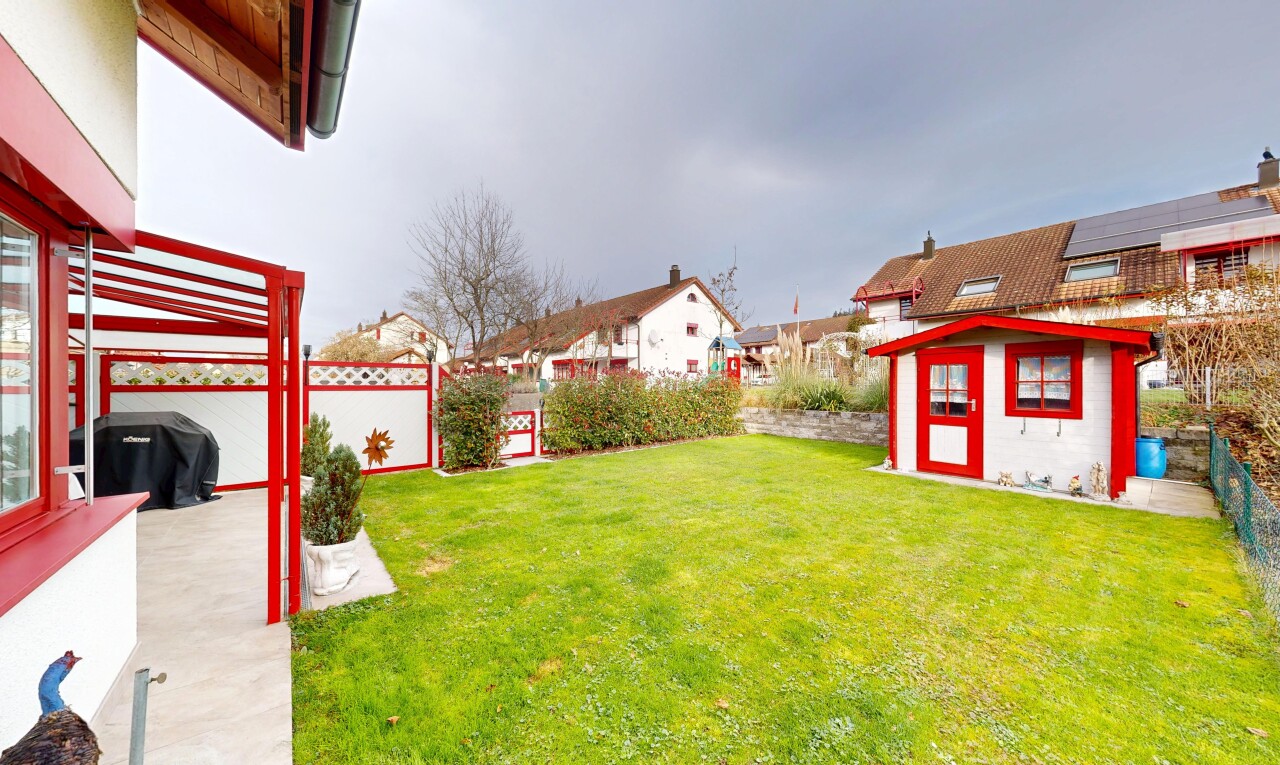 jardin avec from property, clôture, overcast, structure extérieure, et pelouse