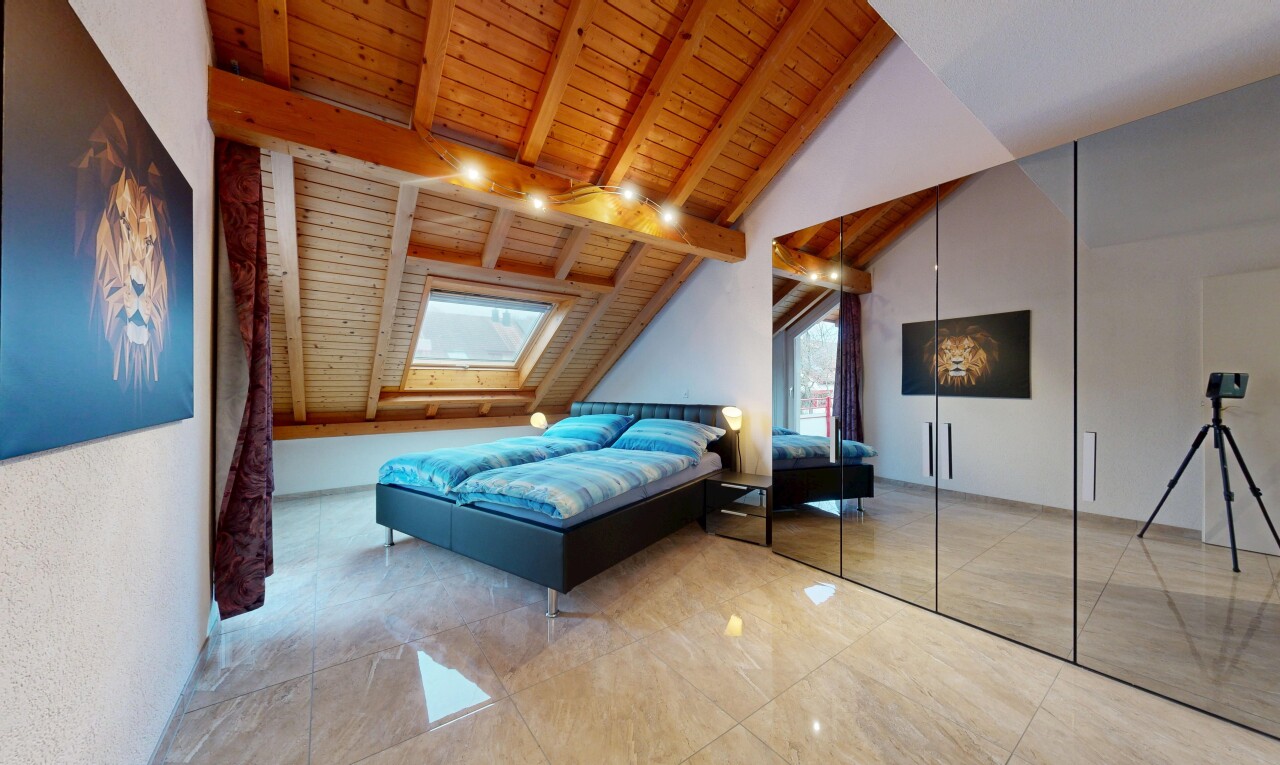 chambre avec lumière naturelle, natural light, pièce supplémentaire, plafond en bois, et wood ceiling