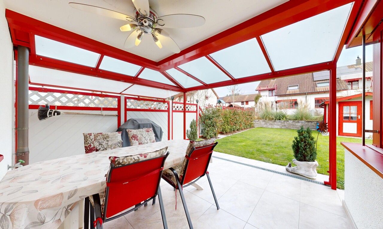 terrasse avec ventilateur de plafond, véranda, pelouse, from property, et coin repas extérieur