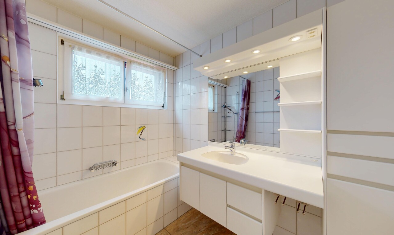 salle de bains avec salle de bain complète, lavabo (ou coiffeuse selon le contexte), lumière naturelle, natural light, et mur en carrelage