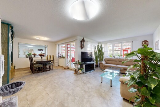 wohn- / esszimmer mit fernseher, gipskartonwand, drywall, inside property, und natürliches licht