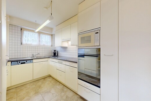 cuisine avec four, micro-ondes, lumière naturelle, natural light, et inside property