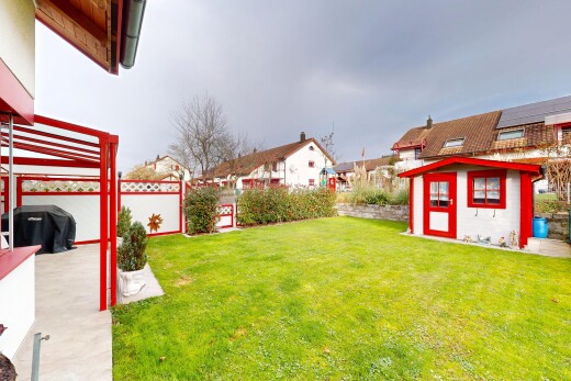 jardin avec from property, clôture, overcast, structure extérieure, et pelouse