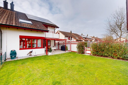 außenansicht mit rasen, zaun, terrasse, schornstein, und stuckverkleidung