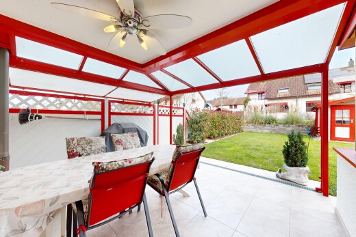 terrasse mit deckenventilator, wintergarten, rasen, from property, und essbereich im freien