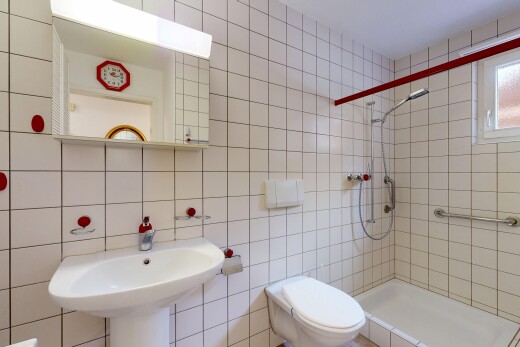 bad mit komplettes badezimmer, toilette, spiegel, inside property, und dusche