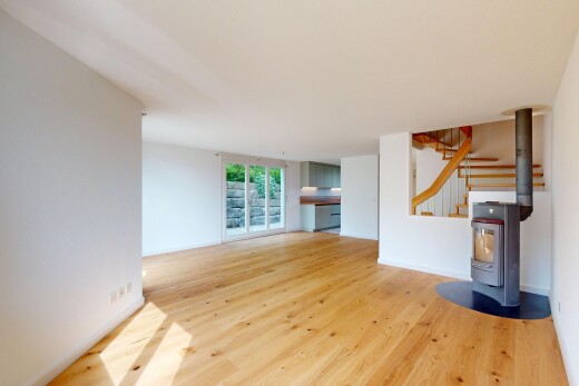 leerer raum mit inside property, natürliches licht, natural light, holzfußboden, und wood finish floor