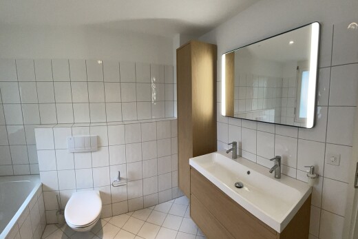 bad mit tile wall, fliesenwand, schminktisch, toilette, und spiegel