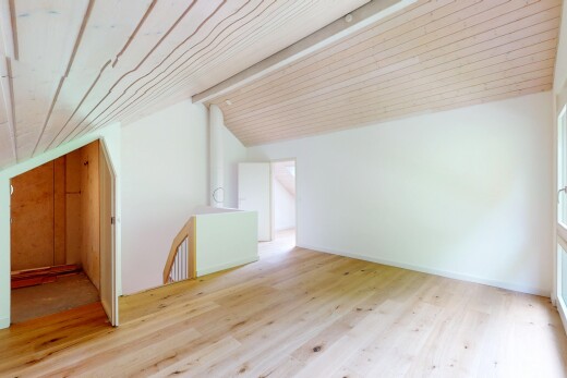 leerer raum mit dachschräge, vaulted ceiling, gipskartonwand, drywall, und holzfußboden