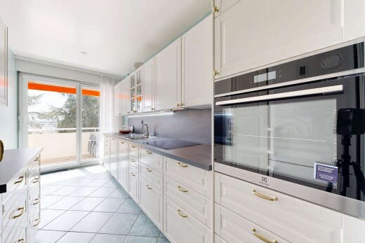 cuisine avec four, armoires élevées, raised cabinets, armoires blanches, et white cabinets