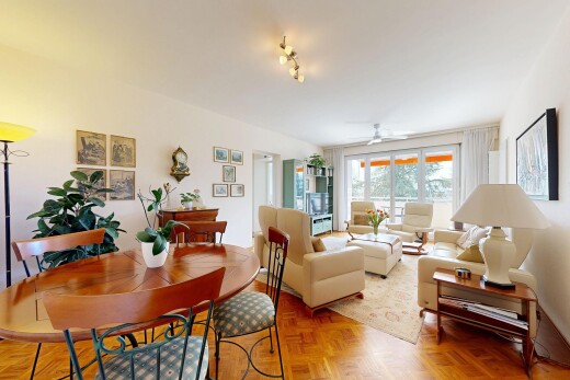 salon / salle à manger avec parquet floor, cloison sèche, drywall, inside property, et sol en finition bois