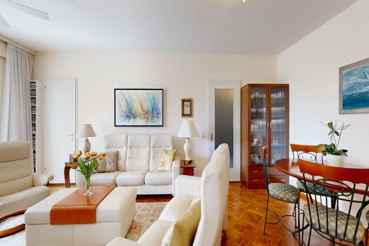 salon / salle à manger avec wood finish floor, sol en finition bois, drywall, cloison sèche, et parquet floor