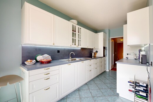 cuisine avec glass insert cabinets, armoires avec insert en verre, inside property, light floor, et white cabinets