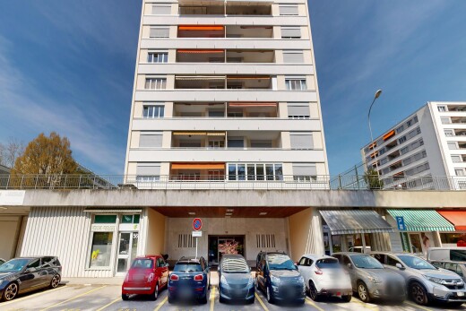 extérieur du bâtiment avec from community, day time, parking, vue sur le complexe d'appartements, et apartment complex view