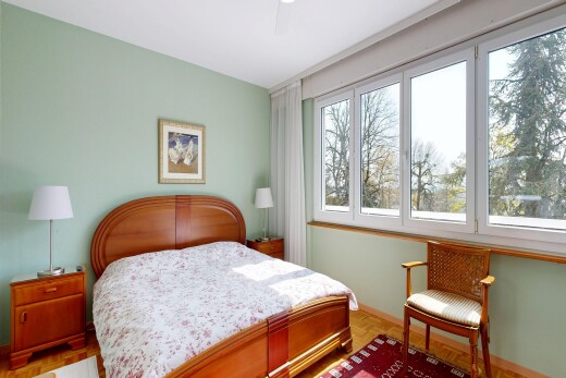 chambre avec inside property, cloison sèche, drywall, sol en finition bois, et wood finish floor