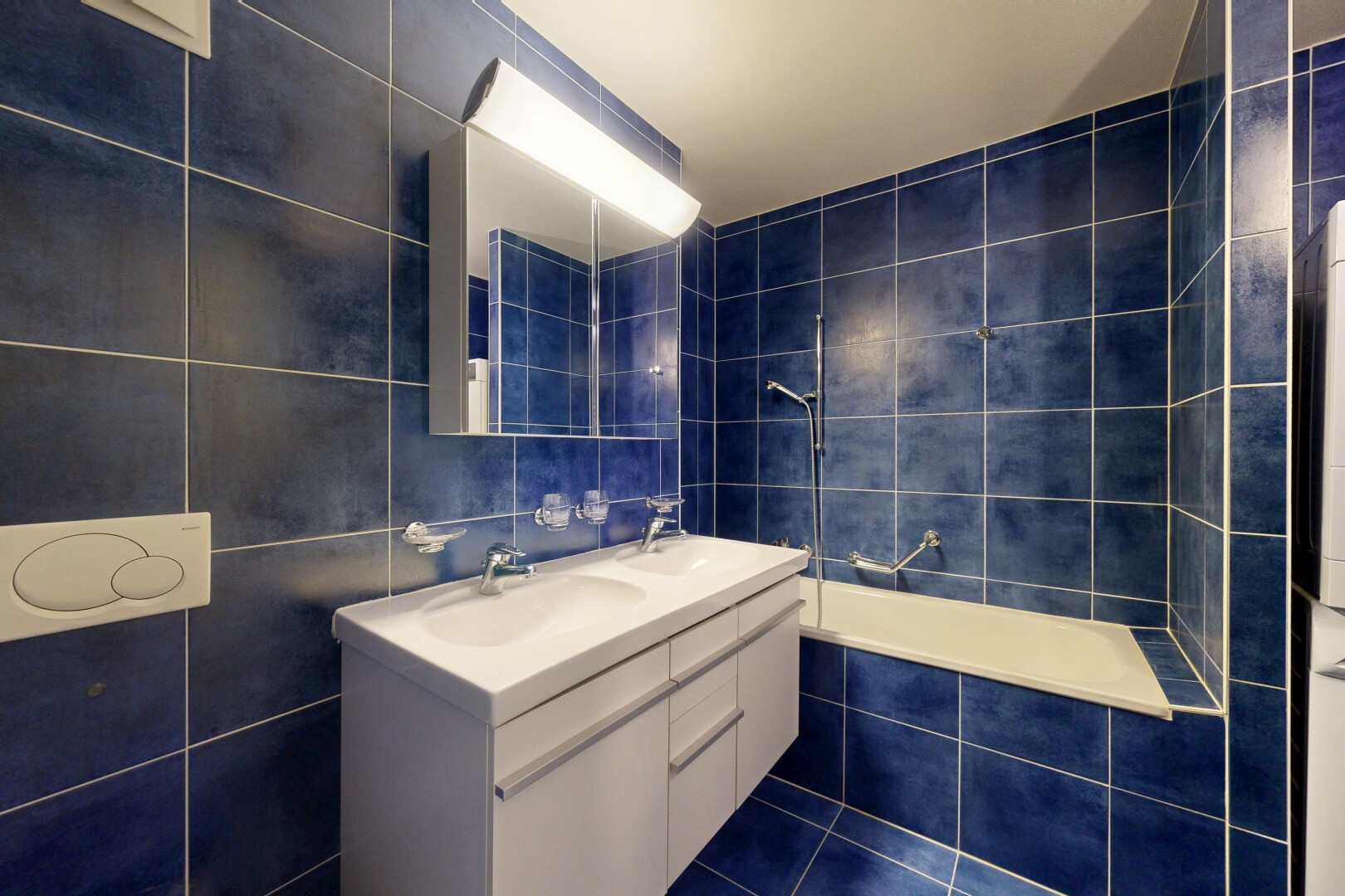 salle de bains avec miroir, salle de bain complète, mur en carrelage, tile wall, et double vasque