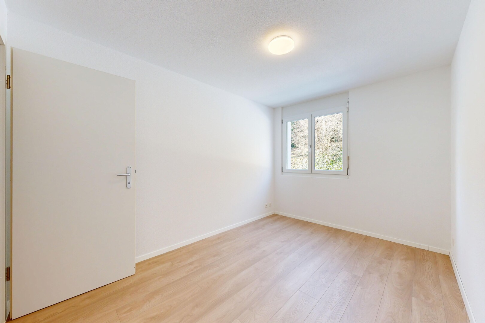 pièce vide avec sol en finition bois, wood finish floor, lumière naturelle, natural light, et cloison sèche