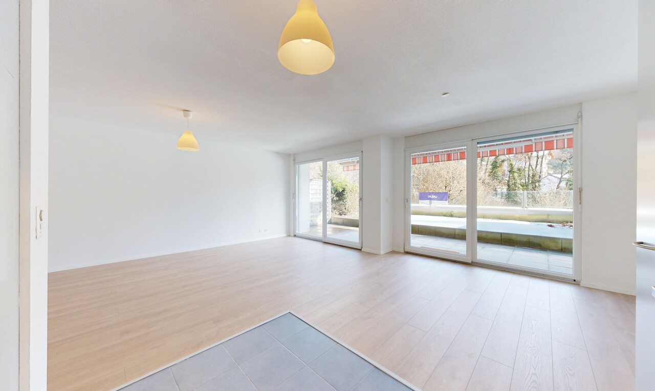 pièce vide avec sol en finition bois, wood finish floor, cloison sèche, drywall, et lumière naturelle