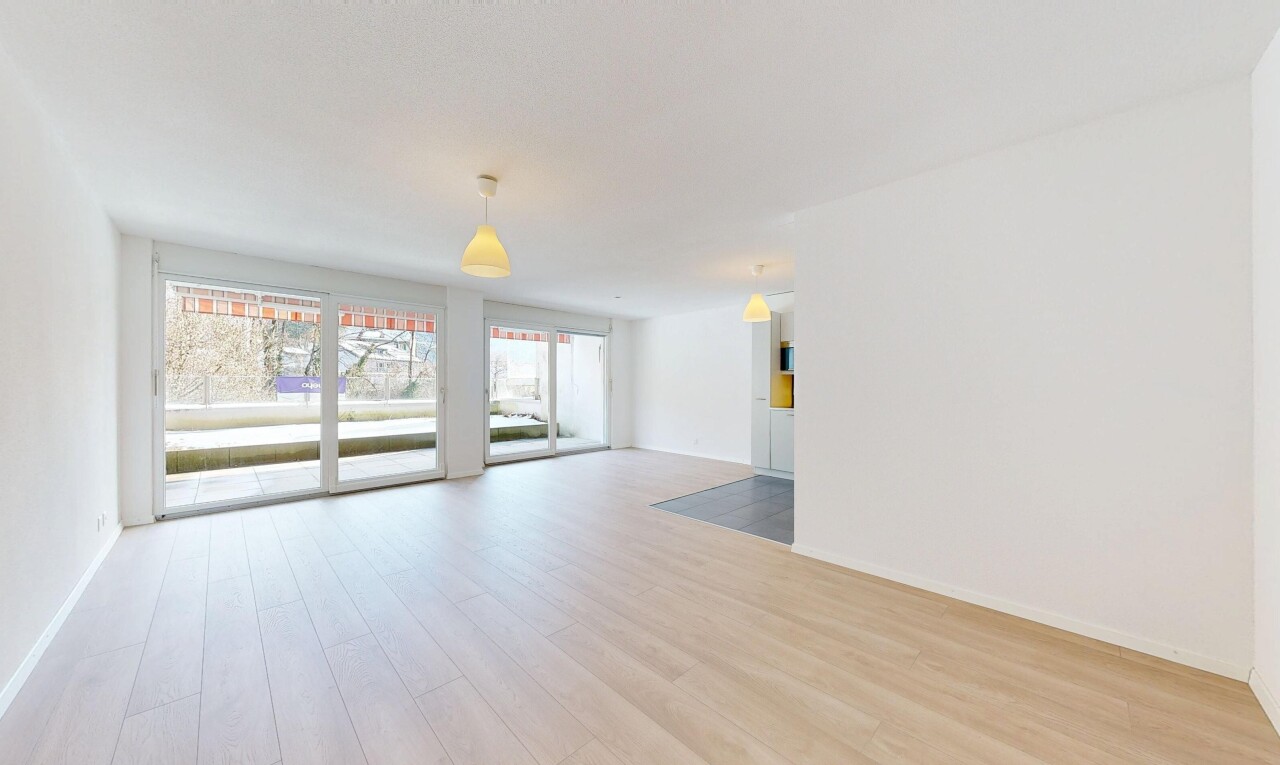 pièce vide avec cloison sèche, drywall, lumière naturelle, natural light, et inside community