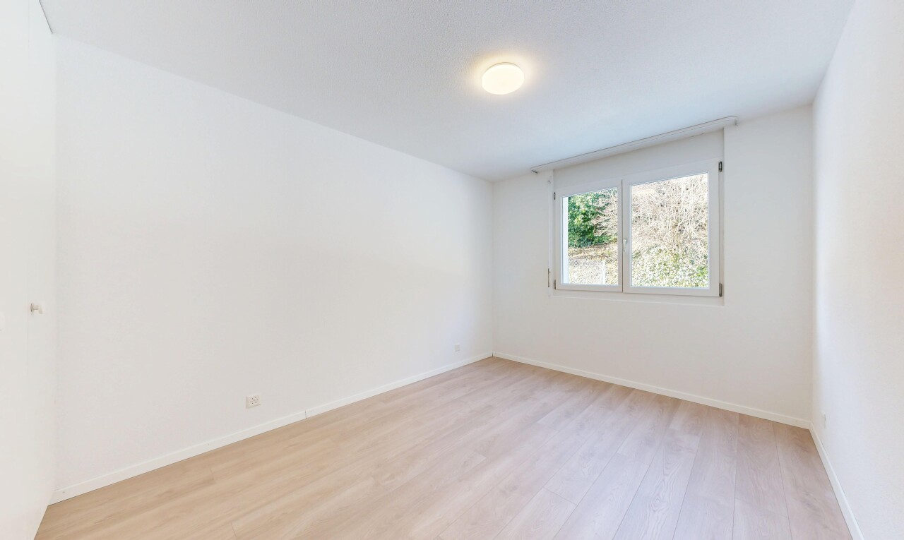 pièce vide avec cloison sèche, drywall, sol en finition bois, wood finish floor, et lumière naturelle