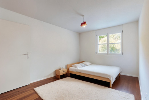 zimmer / schlafzimmer mit natürliches licht und parkettboden