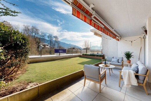 terrasse avec mountain view, vue sur la montagne, day time, espace de vie extérieur, et pelouse