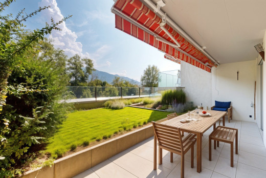 terrasse mit rasen, zaun, blick auf die berge, terrasse, und markise
