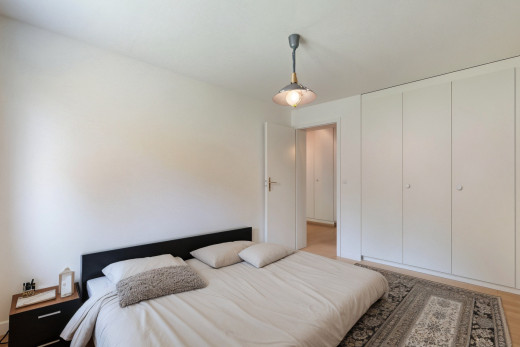 zimmer / schlafzimmer mit parkettboden und kleiderschrank