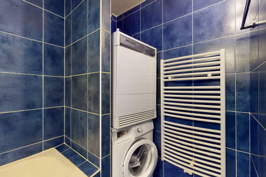 bad mit waschturm und kühler