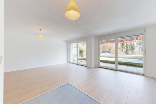 pièce vide avec sol en finition bois, wood finish floor, cloison sèche, drywall, et lumière naturelle