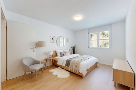pièce vide avec sol en finition bois, wood finish floor, cloison sèche, drywall, et lumière naturelle