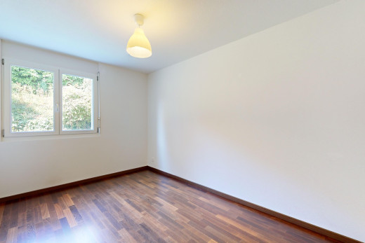 leerer raum mit natürliches licht und parkettboden