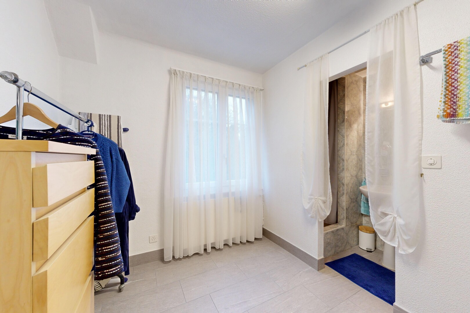 chambre avec tile floor, sol en carrelage, inside property, baseboards wall, et plinthes murales
