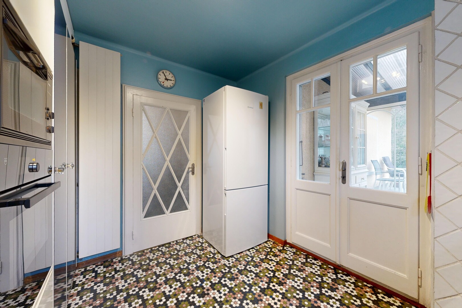 chambre avec réfrigérateur, vinyl floor, sol en vinyle, vinyl tile, et inside property