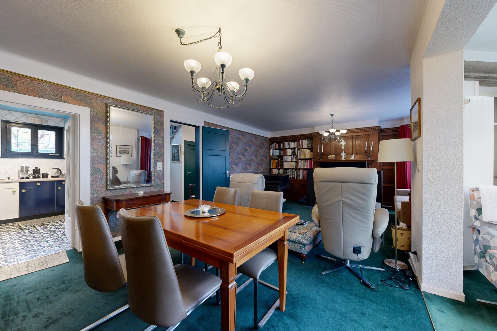 salle à manger avec wallpaper wall, mur en papier peint, lustre remarquable, carpet, et moquette