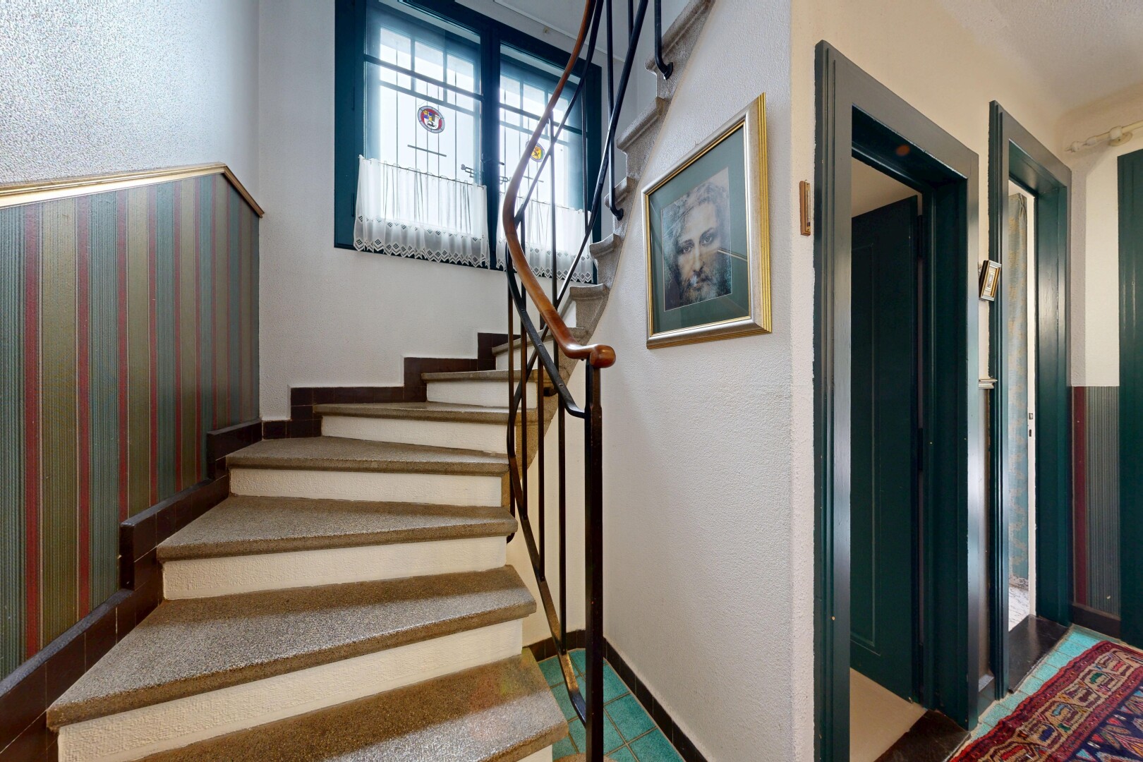 escaliers avec escaliers, natural light, lumière naturelle, baseboards wall, et plinthes murales