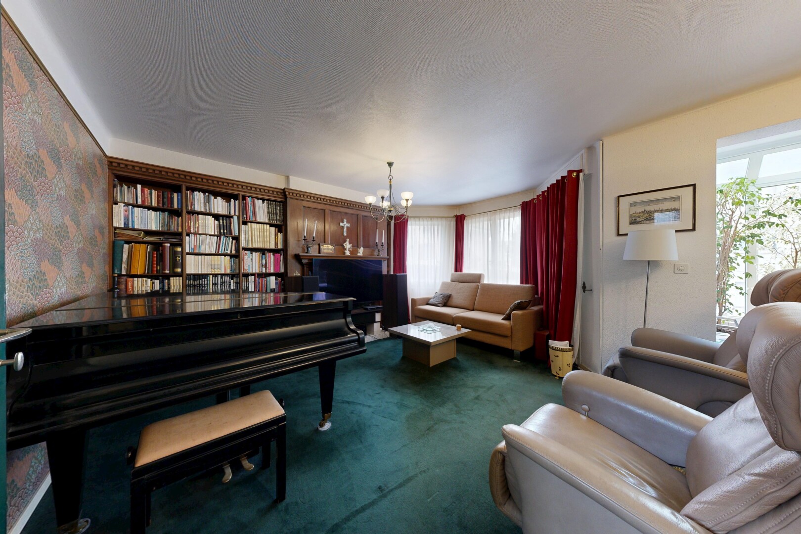 salon avec inside property, carpet, moquette, natural light, et lumière naturelle
