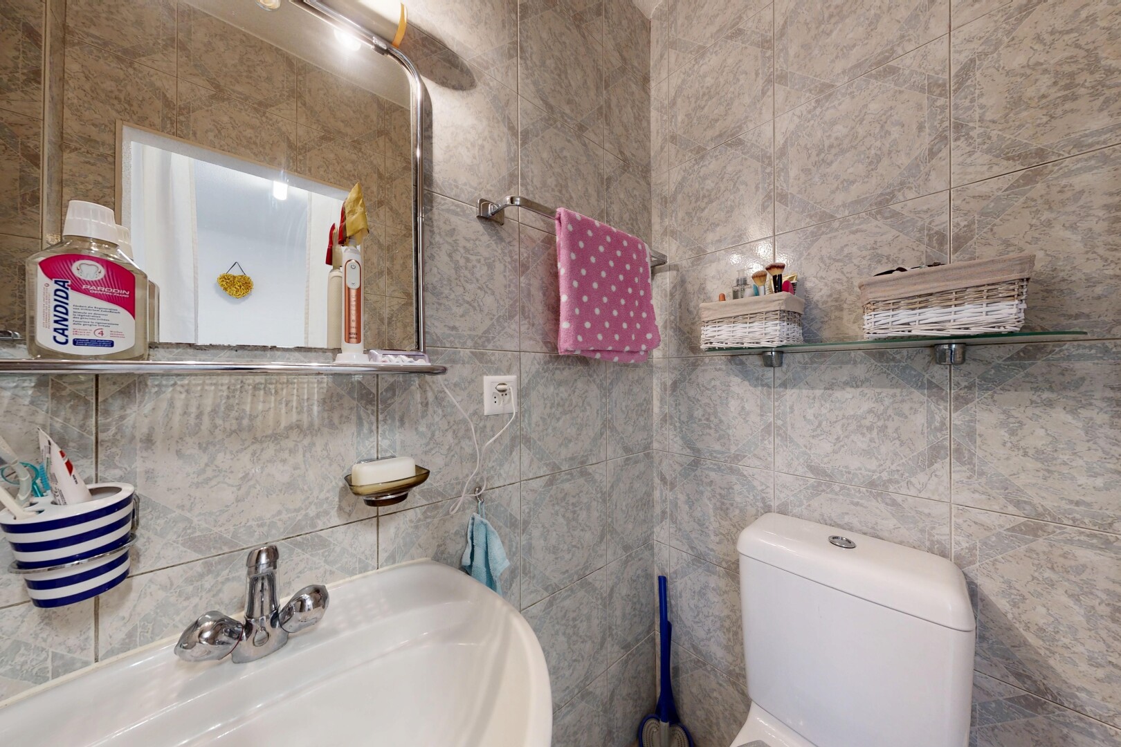 salle de bains avec miroir, évier, tile wall, mur en carrelage, et toilette