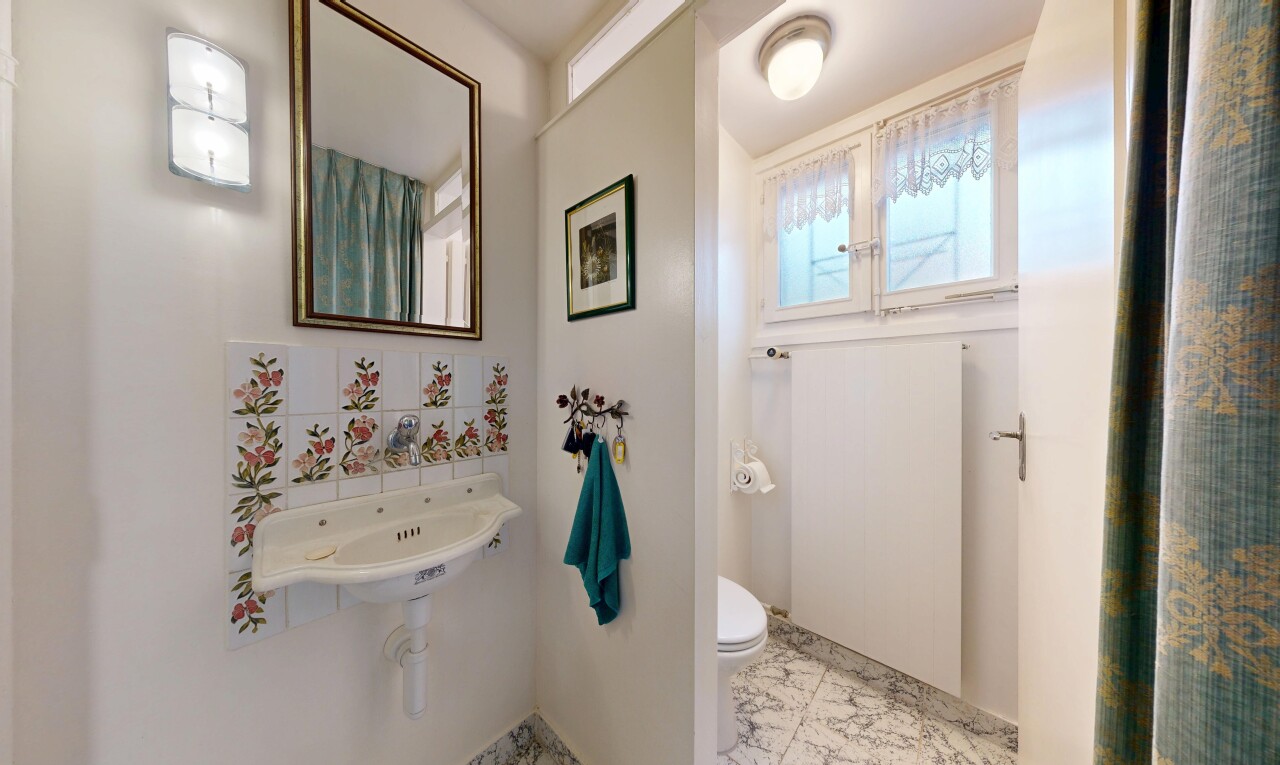 salle de bains avec miroir, toilette, inside property, light floor, et drywall