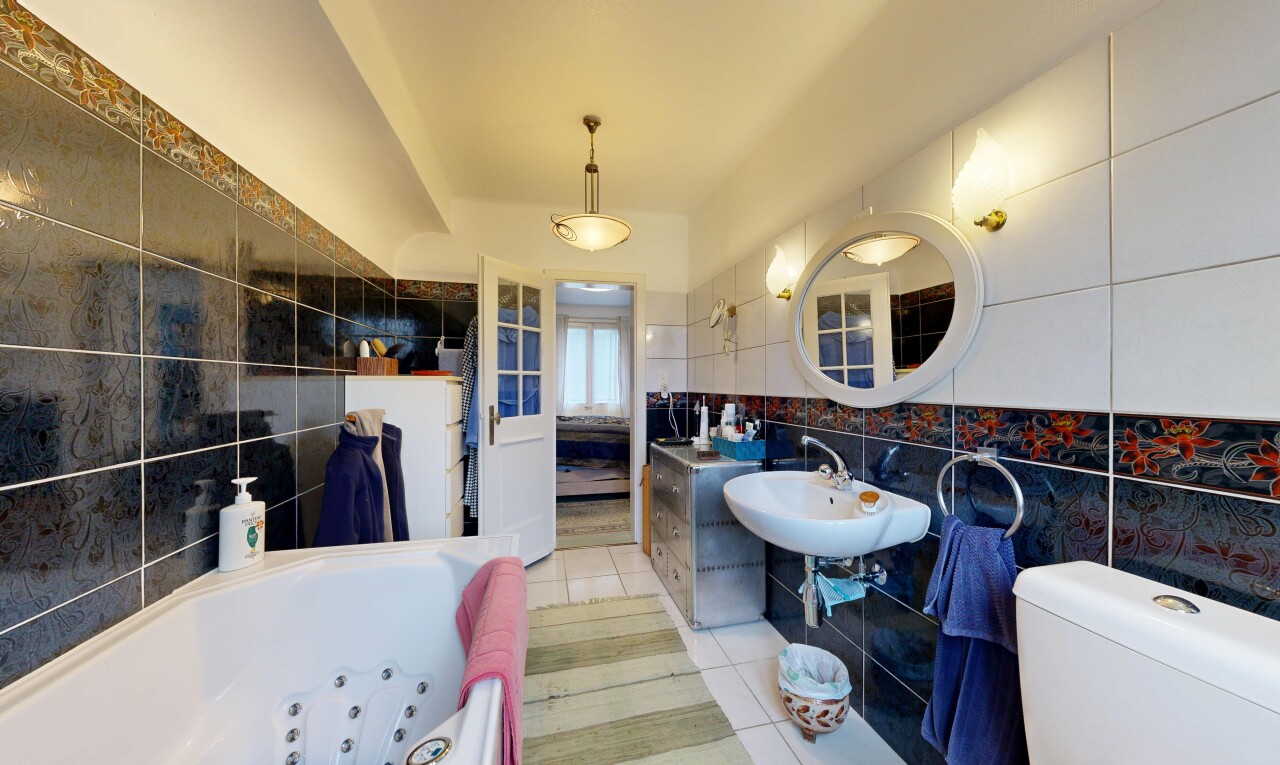 salle de bains avec tile wall, mur en carrelage, salle de bain complète, tile floor, et sol en carrelage