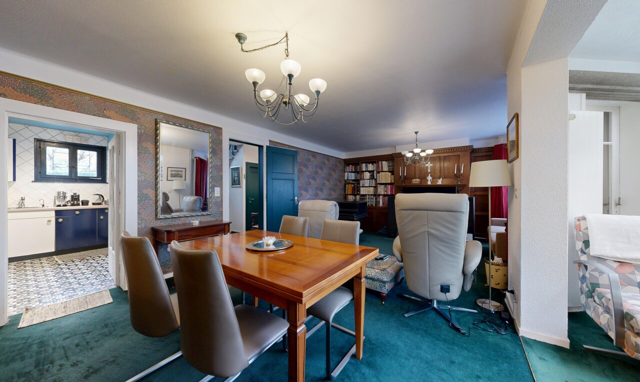 salle à manger avec wallpaper wall, mur en papier peint, lustre remarquable, carpet, et moquette