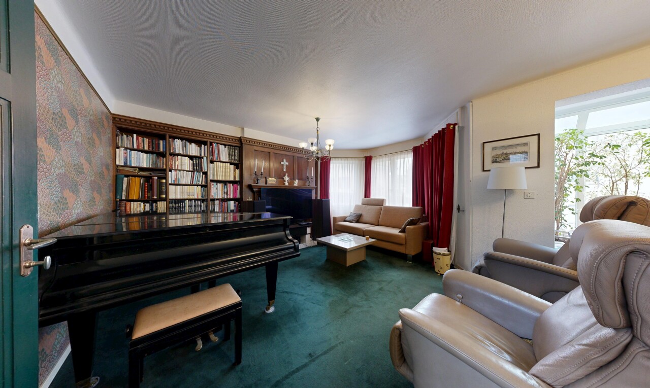 salon avec inside property, carpet, moquette, natural light, et lumière naturelle