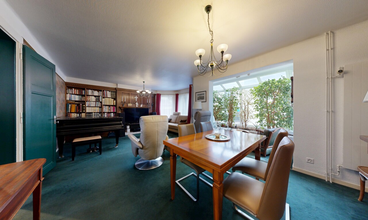 salle à manger avec lustre remarquable, carpet, moquette, inside property, et natural light