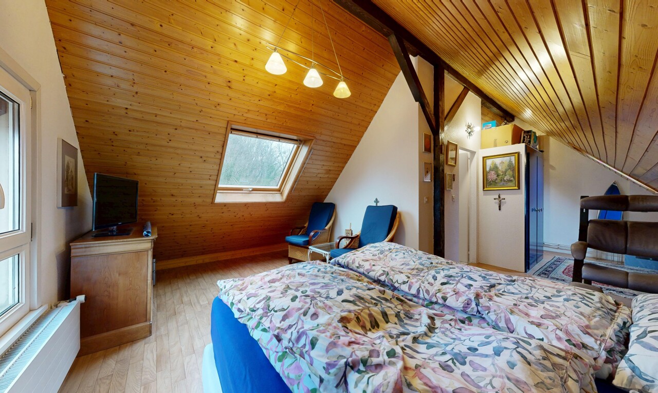 chambre avec wood ceiling, plafond en bois, inside property, pièce supplémentaire, et télévision