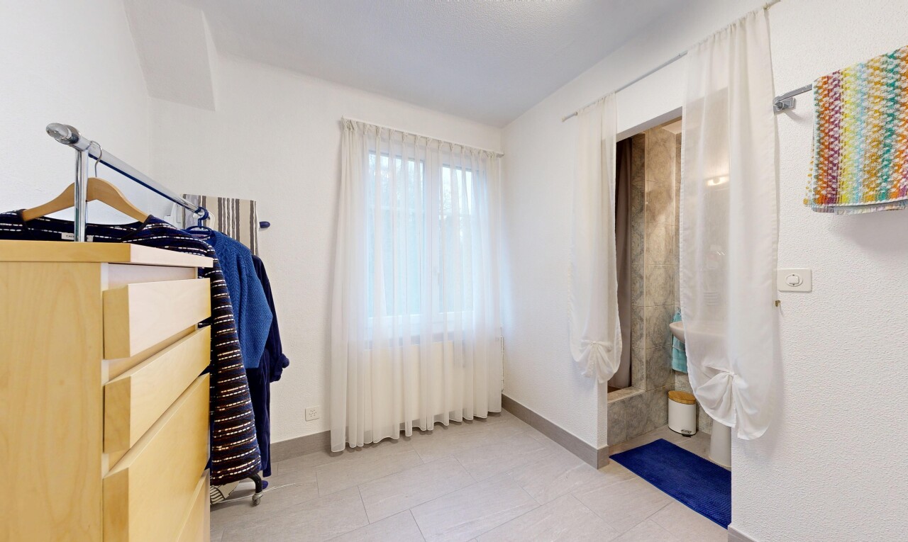chambre avec tile floor, sol en carrelage, inside property, baseboards wall, et plinthes murales