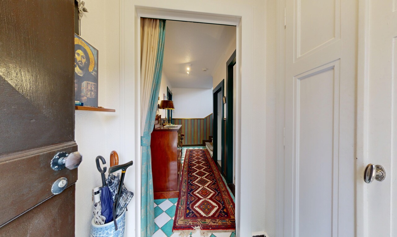 couloir avec drywall, cloison sèche, vinyl floor, sol en vinyle, et wainscot wall